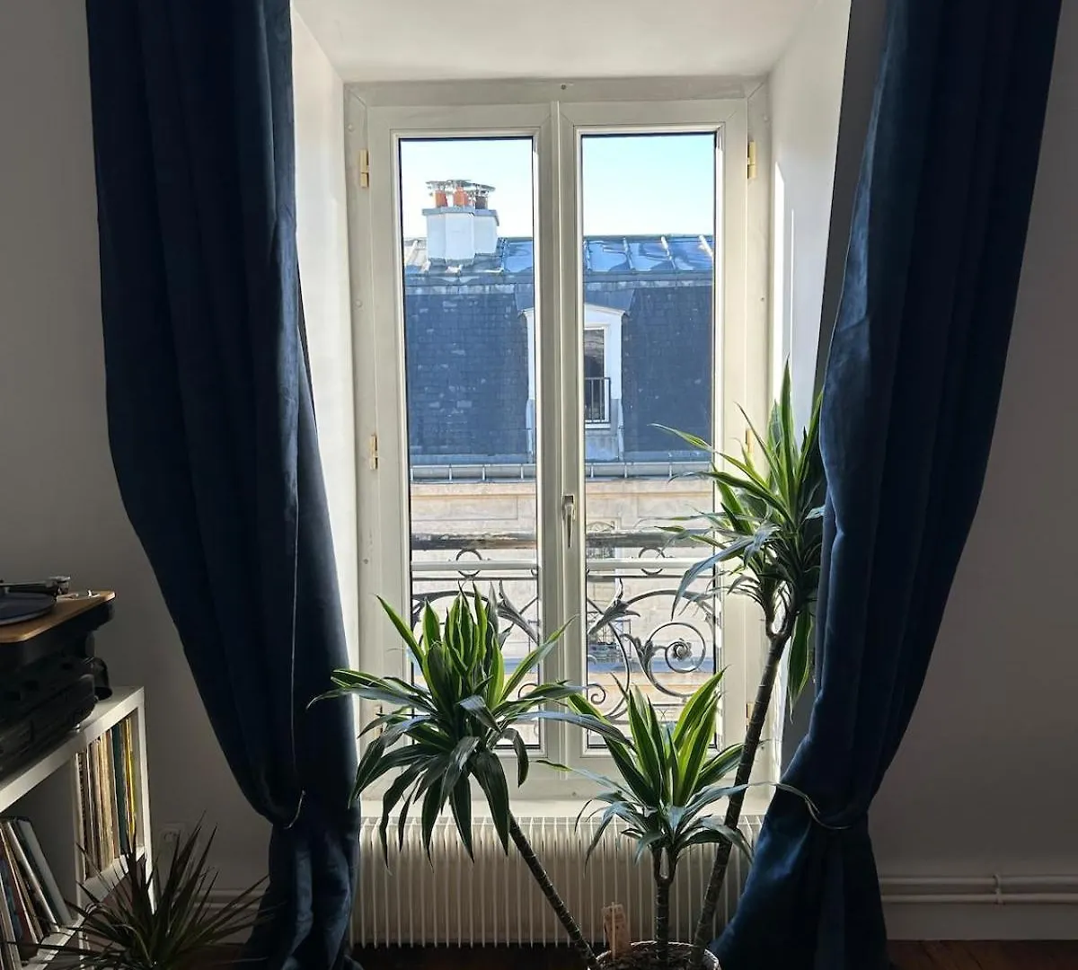 Large 4 Bright Rooms Paris France